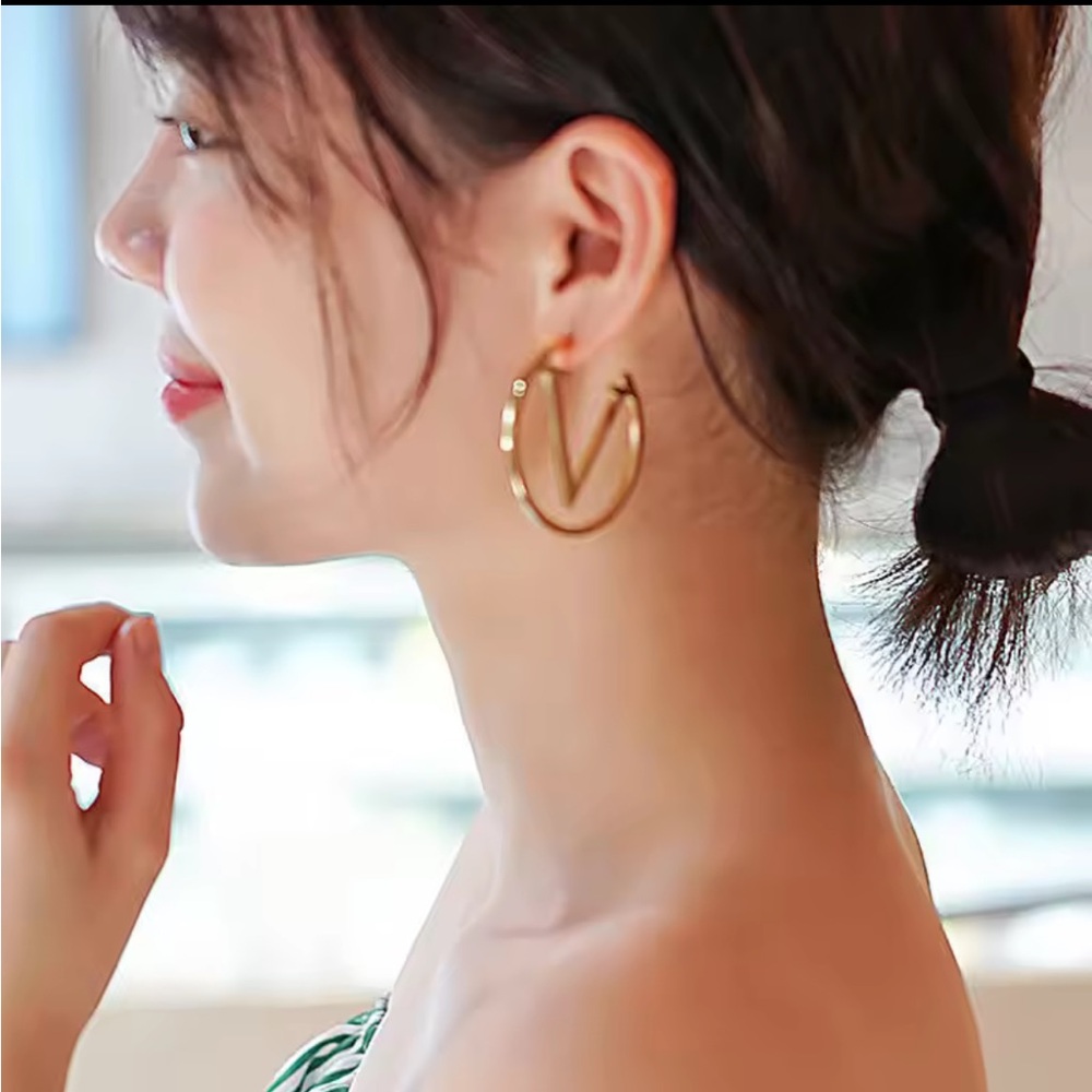 New! ✨ Stunning Luxury Designer Gold-tone V Hoop Earrings Fashion Jewelry Vlogo - Picture 9 of 15